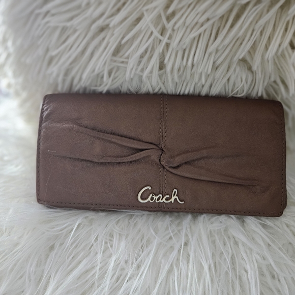 Coach Handbags - Vintage classic tan snap wallet